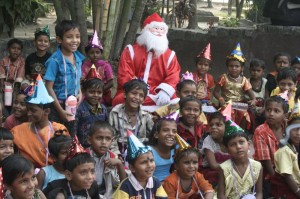 Kids_watching_the_magic_show_with_santa